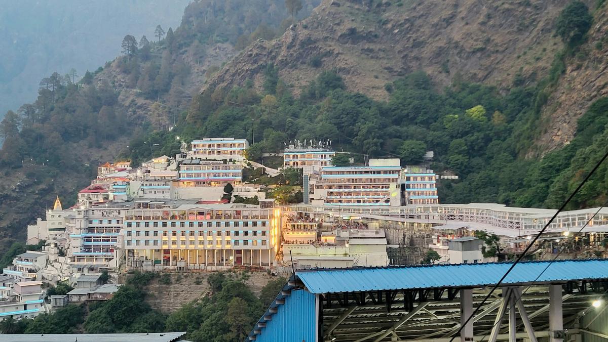 Vaishno Devi Package with Shiv Khori (Deluxe)